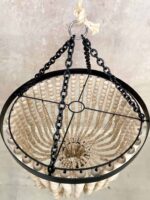 żyrandol z drewnianych koralików