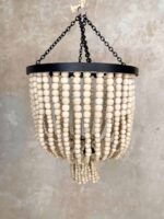 żyrandol z koralików drewnianych