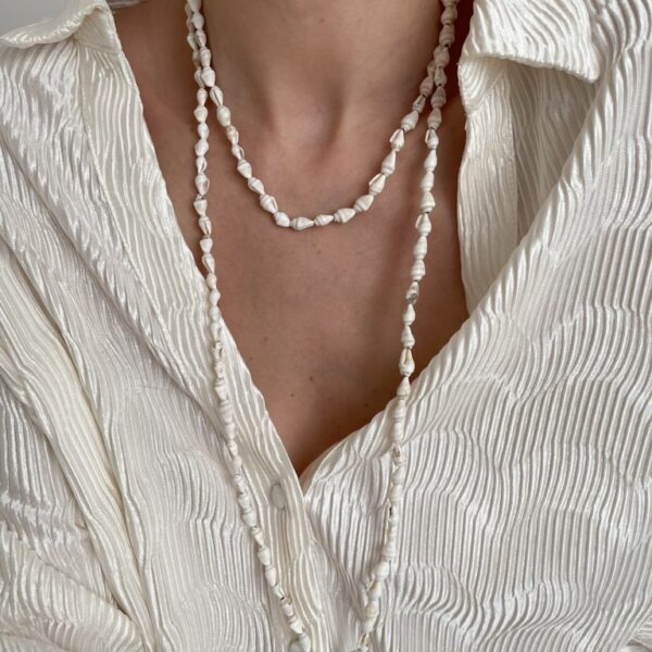 naszyjnik z drobnych muszelek