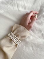 bransoletka z muszelek na rękę