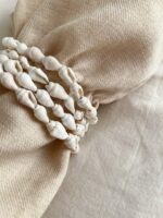 bransoletka z muszelek na rękę