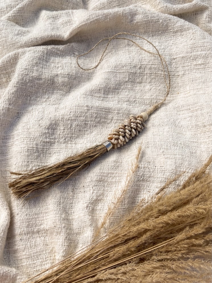 wisior-boho-muszelki_1 chwost dekoracyjny z muszelek kauri