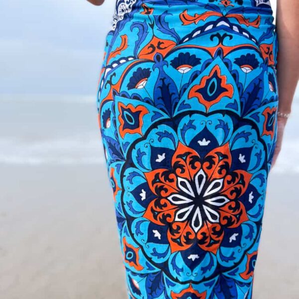 niebieskie pareo na plaże