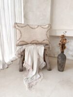 poszewka boho z muszlami kauri