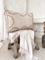 boho poduszka z muszlami kauri