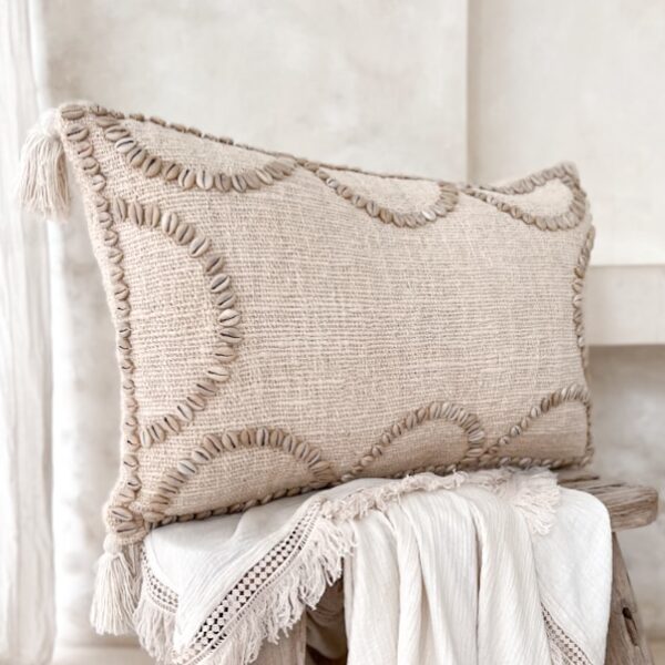 boho poduszka z muszlami kauri