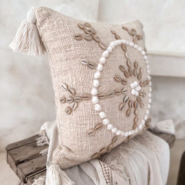 poszewka dekoracyjna z muszlami boho