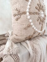 poszewka boho dekoracyjna z muszlami