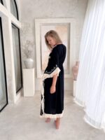 czarna długa narzutka plażowa z kwiatowymi haftami