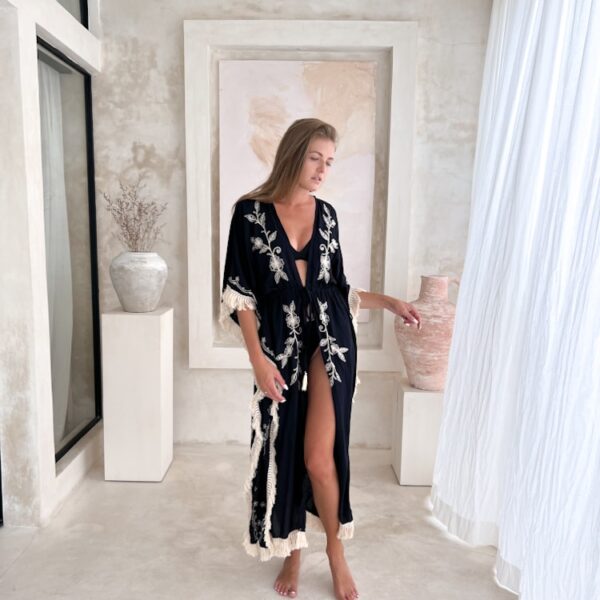 długa narzutka plażowa z kwiatowymi haftami