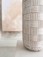 drewniany wazon dekoracyjny rzeźbiony