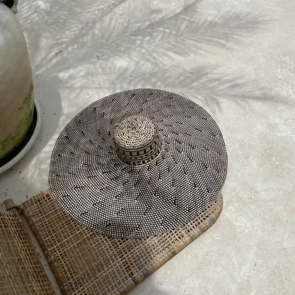 kapelusz plażowy z dużym rondem