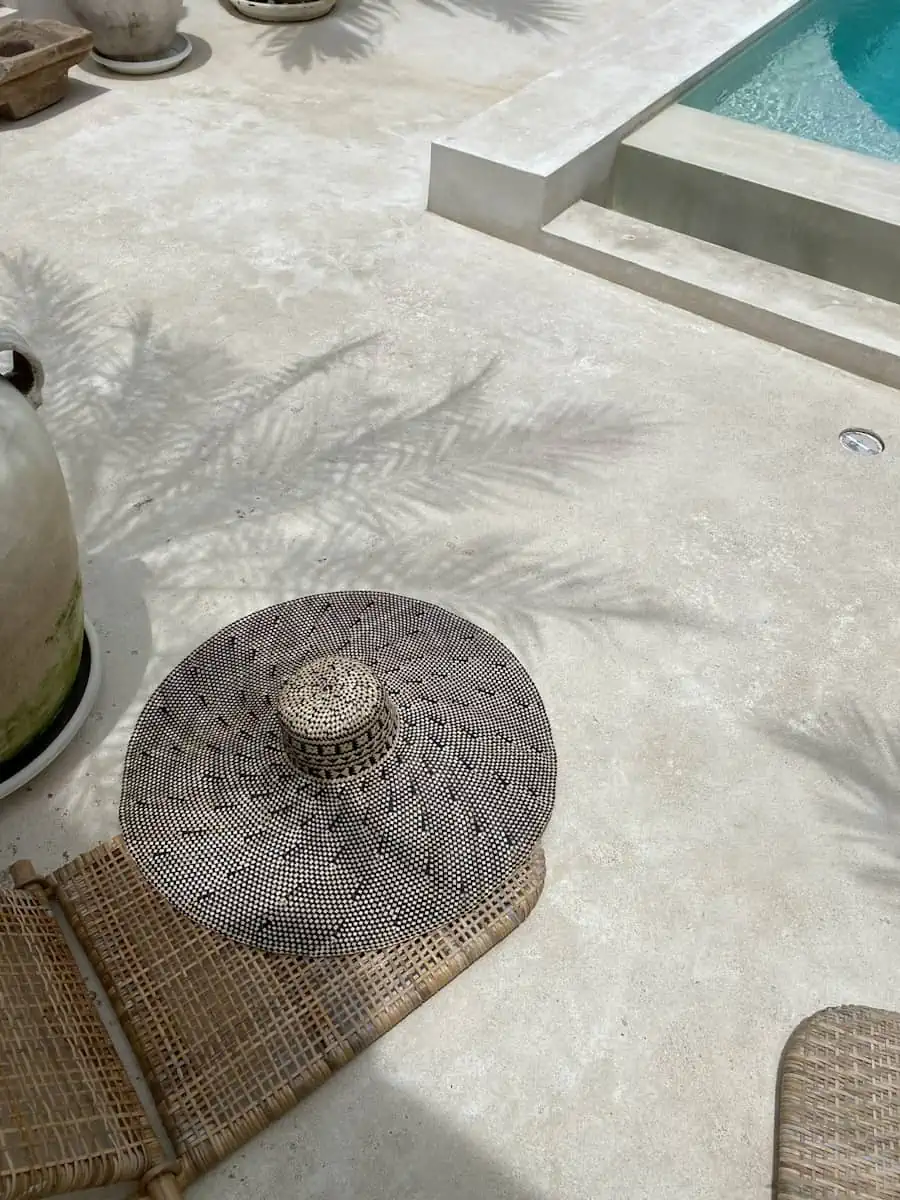 duzy-kapelusz-plazowy-czarny kapelusz plażowy z dużym rondem