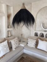 lampa czarna z frędzlami boho