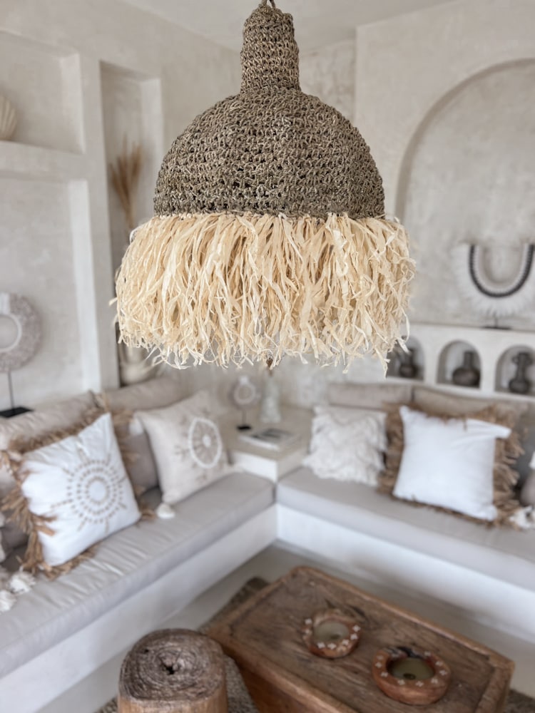 klosz-boho-lampa-z-fredzlami (3) oświetlenie boho do salonu i na taras
