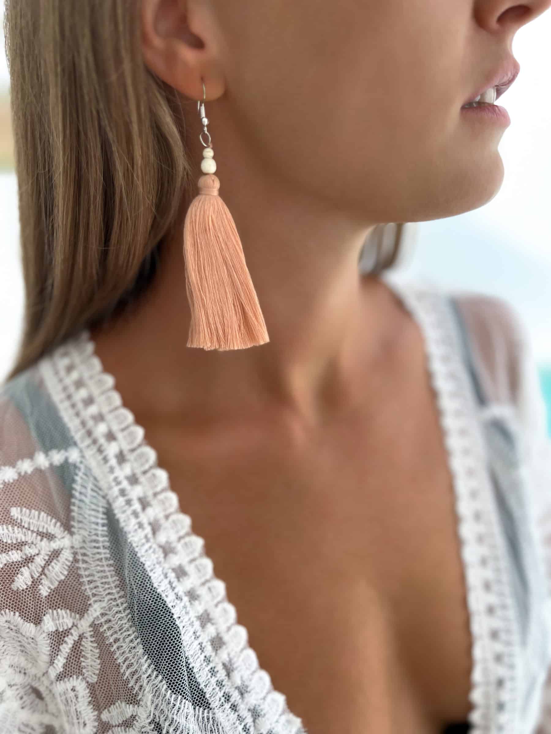 kolczyki-chwosty-boho-kremowe kolczyki bawełniane chwosty