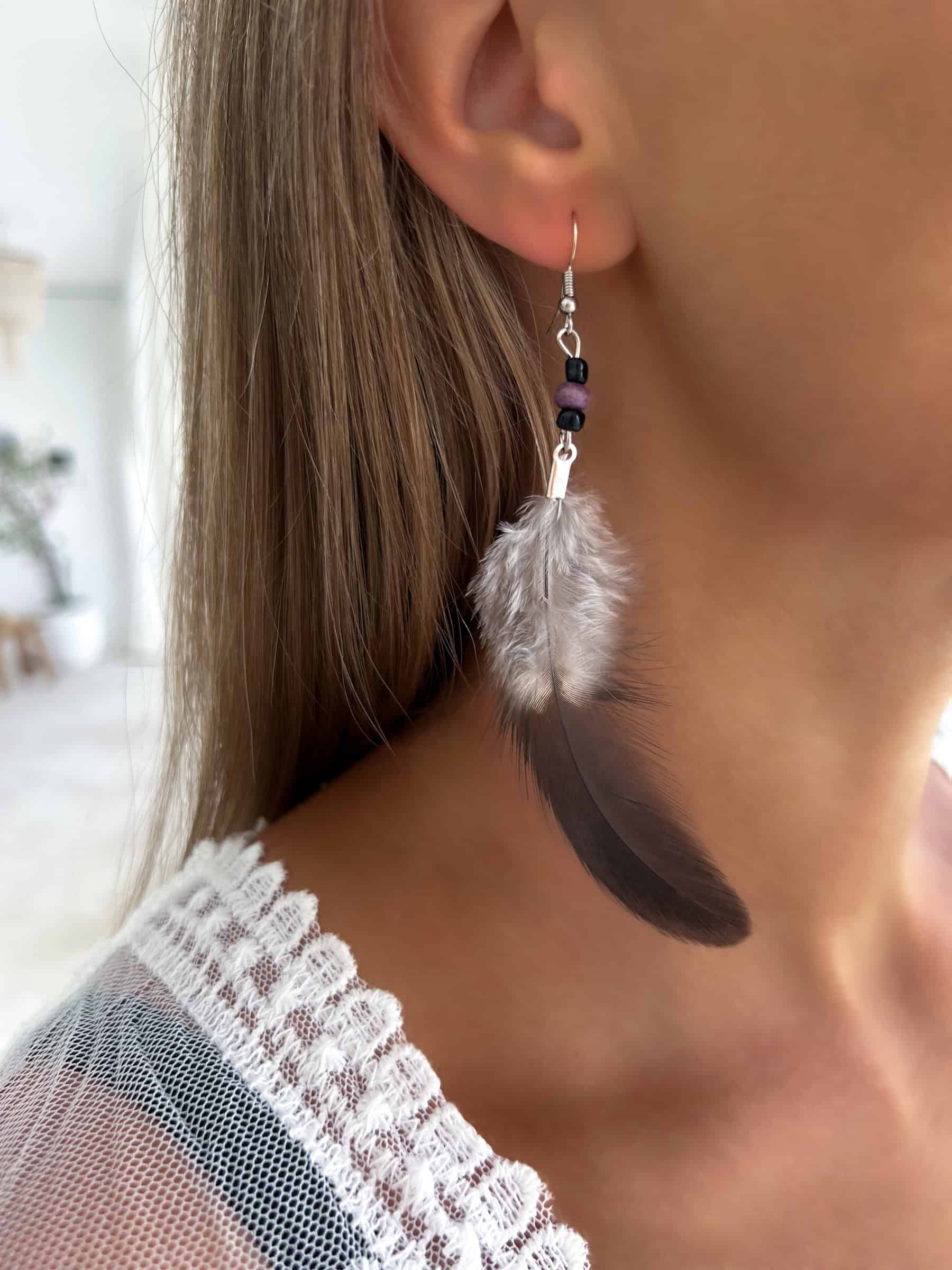 kolczyki-z-piorami-boho-ciemne-male kolczyki z piór boho ciemne