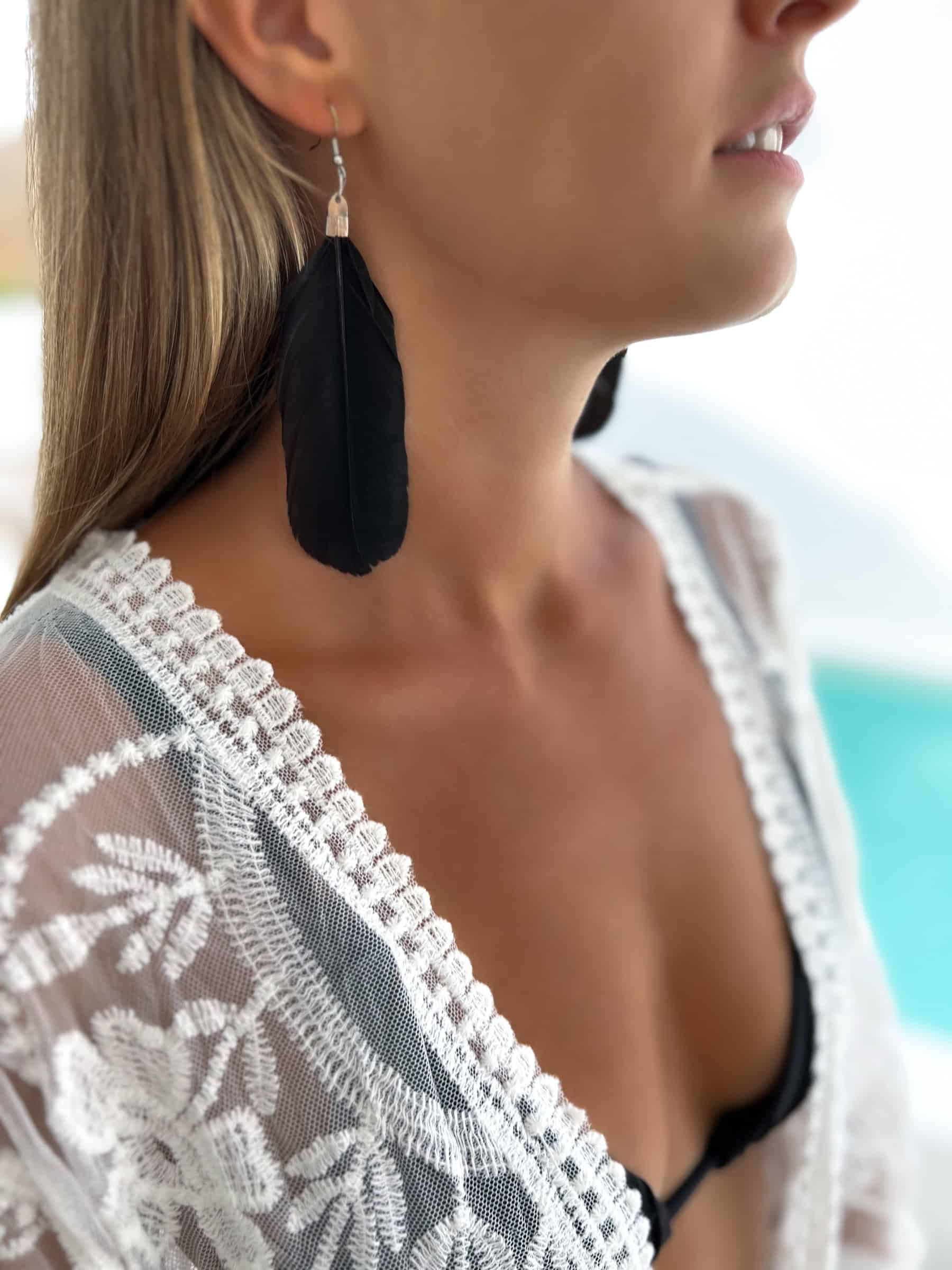 kolczyki-z-piorami-ciemne kolczyki z czarnych piór w stylu boho chic