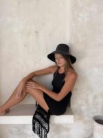 czarny kapelusz słomkowy plażowy