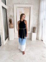 długa niebieska sukienka modna