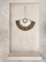 dekoracja ścienna w stylu boho z piórami