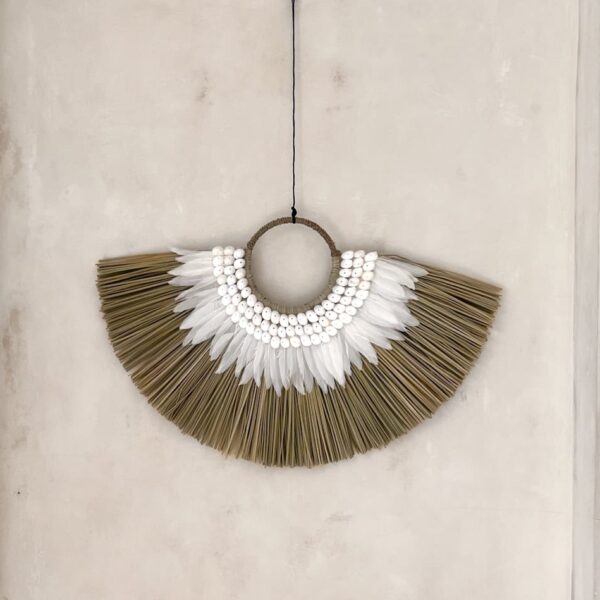 dekoracja ścienna w stylu boho z piórami