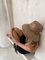 brązowy kapelusz plazowy