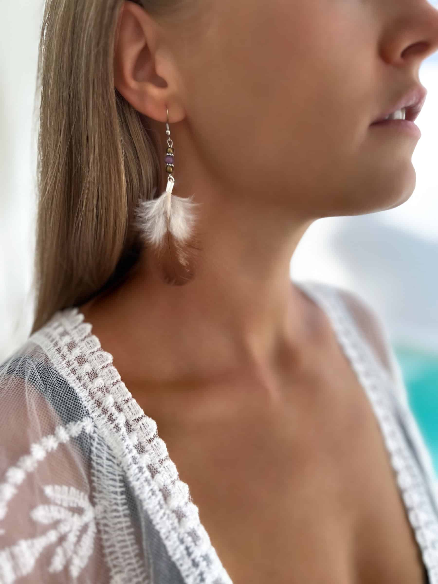 kolczyki-z-piorami-boho-male-jasne kolczyki boho z piórami brązowo białe