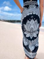 pareo plażowe czarne z kwiatem lotosu