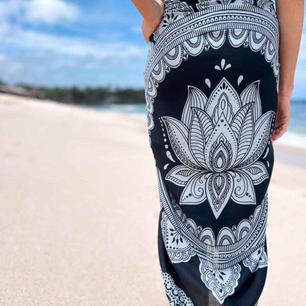 pareo plażowe czarne z kwiatem lotosu