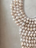 dekoracja boho ento do salonu z muszli na stojaku