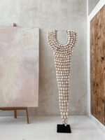 dekoracja z ciemnych muszli boho