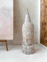 rzeźbiona dekoracja stojąca budda